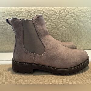 Cliffs by WHITE MOUNTAIN Taupe Chelsea boots, Women’s 9.5 Wide, lug sole